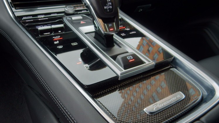 De Porsche Panamera gaat met het nieuwe model de tweede generatie in. Het concept is hetzelfde gebleven, maar de auto is op de nodige punten verbeterd. AutoVandaag deed een rijtest.