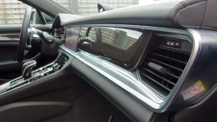 De Porsche Panamera gaat met het nieuwe model de tweede generatie in. Het concept is hetzelfde gebleven, maar de auto is op de nodige punten verbeterd. AutoVandaag deed een rijtest.