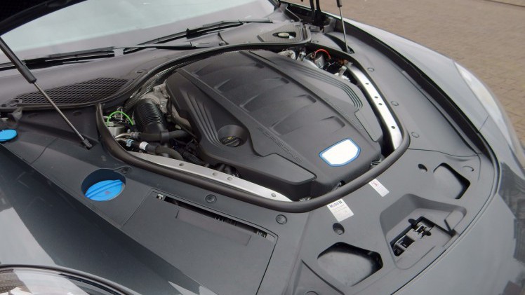 De Porsche Panamera gaat met het nieuwe model de tweede generatie in. Het concept is hetzelfde gebleven, maar de auto is op de nodige punten verbeterd. AutoVandaag deed een rijtest.
