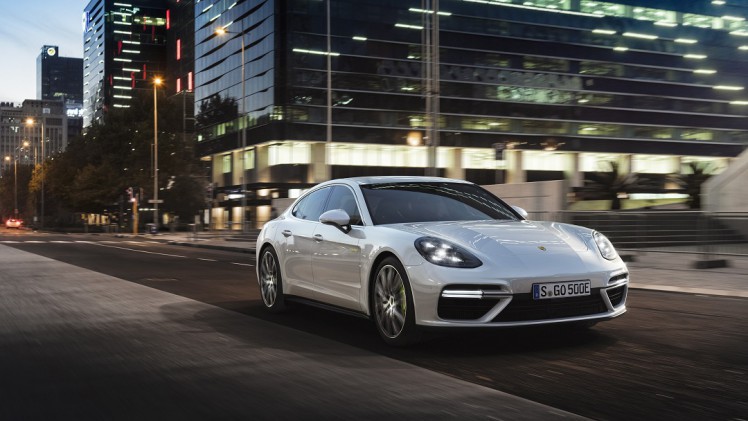 De Porsche Panamera krijgt er een tweede hybrideversie bij in de vorm van de S E-Hybrid. De nieuwe toevoeging vormt ook meteen het topmodel van de hele Panamera-reeks.