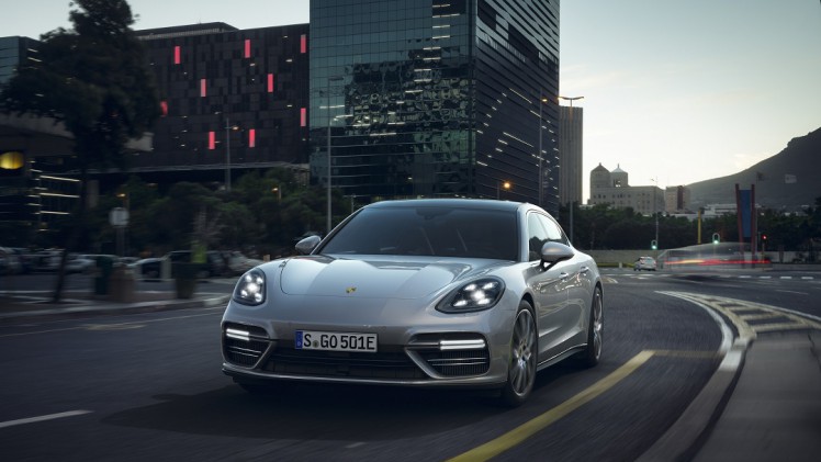 De Porsche Panamera krijgt er een tweede hybrideversie bij in de vorm van de S E-Hybrid. De nieuwe toevoeging vormt ook meteen het topmodel van de hele Panamera-reeks.