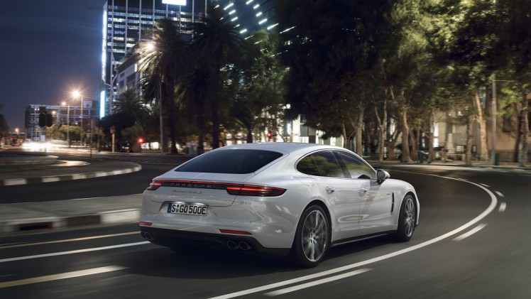 De Porsche Panamera krijgt er een tweede hybrideversie bij in de vorm van de S E-Hybrid. De nieuwe toevoeging vormt ook meteen het topmodel van de hele Panamera-reeks.