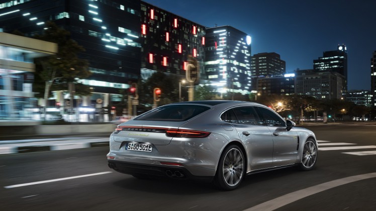 De Porsche Panamera krijgt er een tweede hybrideversie bij in de vorm van de S E-Hybrid. De nieuwe toevoeging vormt ook meteen het topmodel van de hele Panamera-reeks.
