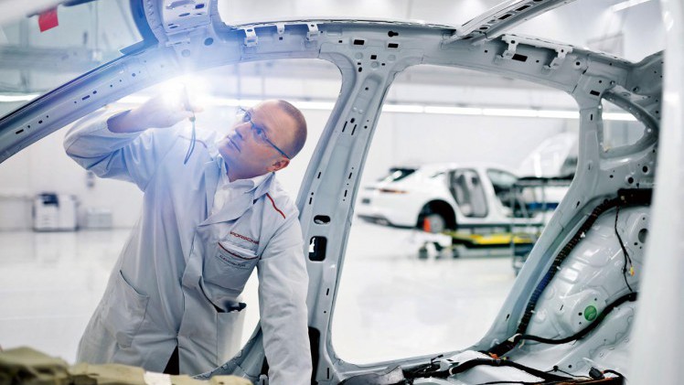 De eerste Porsche Panamera Sport Turismo is met de hand in de fabriek in Leipzig gebowud en dient als referentie voor alle exemplaren die volgen.