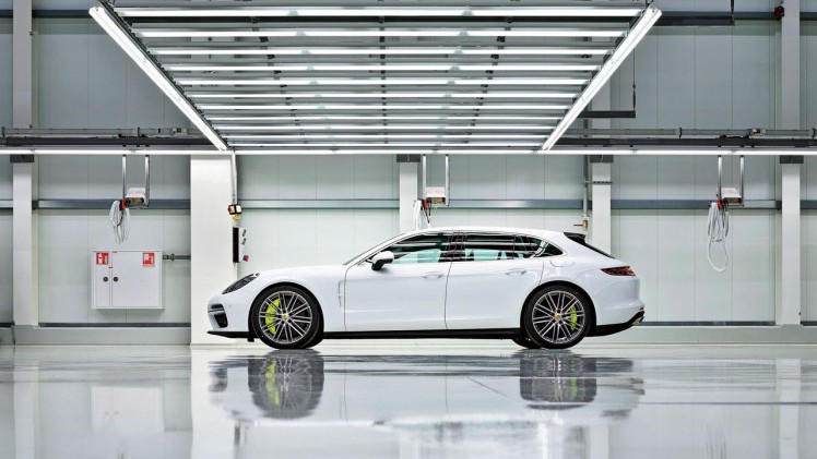 De eerste Porsche Panamera Sport Turismo is met de hand in de fabriek in Leipzig gebowud en dient als referentie voor alle exemplaren die volgen.