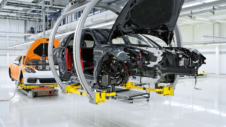 De eerste Porsche Panamera Sport Turismo is met de hand in de fabriek in Leipzig gebowud en dient als referentie voor alle exemplaren die volgen.