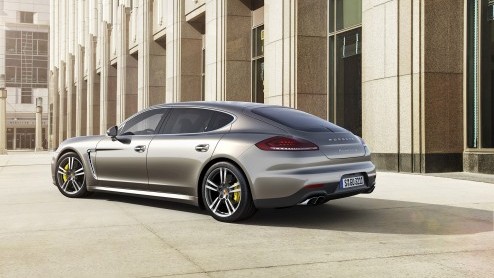Ook Porsche reist eind deze maand af naar Tokyo. Op de Tokyo Motor Show haalt de fabrikant namelijk het doek van deze Panamera Turbo S.
