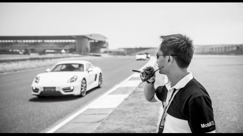 De Porsche Sport Driving School bestaat dit jaar 40 jaar. Wat ooit is voortgekomen uit een workshop voor eigenaren van de eerste Porsche 911 Turbo-modellen, is inmiddels uitgegroeid tot een instituut.