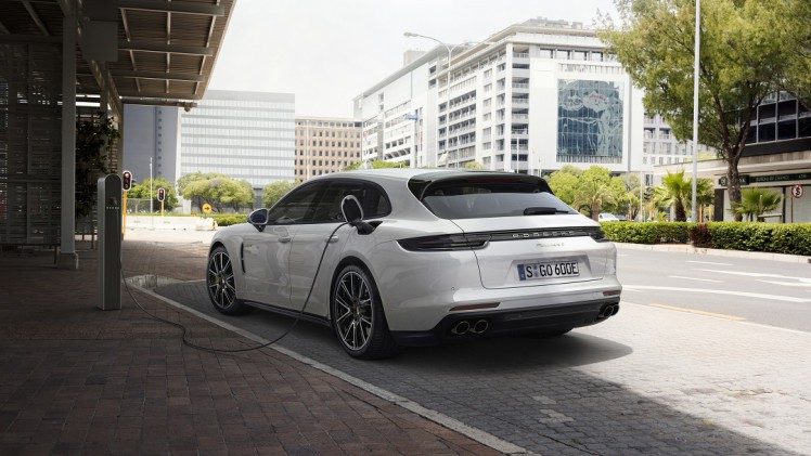 Porsche heeft de Panamera als shooting brake onthuld. De auto gaat net als de conceptcar door het leven als Sport Turismo en daarmee is er voor het eerst een tweede carrosserievariant voor de Panamera