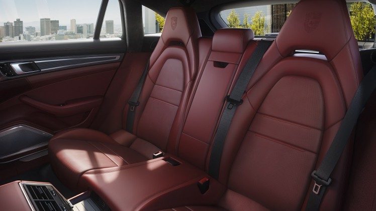 Porsche heeft de Panamera als shooting brake onthuld. De auto gaat net als de conceptcar door het leven als Sport Turismo en daarmee is er voor het eerst een tweede carrosserievariant voor de Panamera
