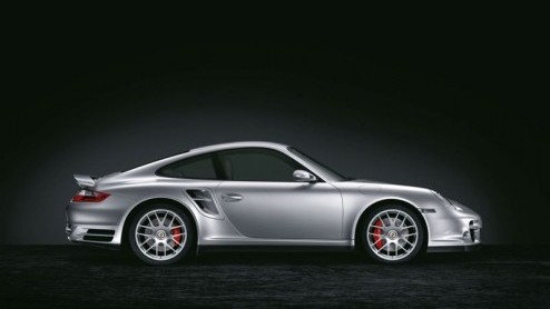 Porsche introduceert voor de 911 Turbo exclusieve RS Spyder Design-wielen van 19 inch. Bijzonder aan deze wielen is het inwendige wielslot achter de centrale wielmoer, bekend uit de autoracerij.