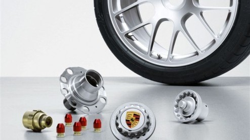 Porsche introduceert voor de 911 Turbo exclusieve RS Spyder Design-wielen van 19 inch. Bijzonder aan deze wielen is het inwendige wielslot achter de centrale wielmoer, bekend uit de autoracerij.