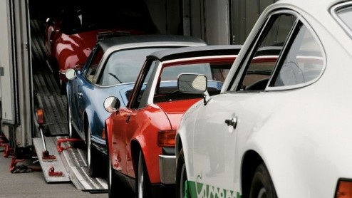 De bouw van het nieuwe museum van Porsche AG vordert gestaag. Alle tachtig autos die in het Stuttgart gevestigde museum komen te staan, zijn inmiddels verhuisd. De eerste twaalf autos al een plaats 