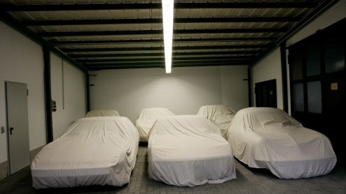 De bouw van het nieuwe museum van Porsche AG vordert gestaag. Alle tachtig autos die in het Stuttgart gevestigde museum komen te staan, zijn inmiddels verhuisd. De eerste twaalf autos al een plaats 