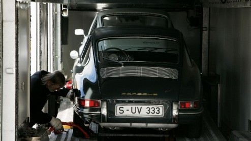 De bouw van het nieuwe museum van Porsche AG vordert gestaag. Alle tachtig autos die in het Stuttgart gevestigde museum komen te staan, zijn inmiddels verhuisd. De eerste twaalf autos al een plaats 