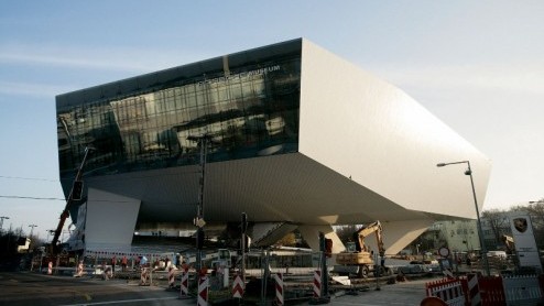 Porsche-liefhebbers opgelet. De bouw van het nieuwe Porsche museum in Stuttgart is bijna voltooid. Eind januari 2009 opent het pand zijn deuren voor het publiek. De steigers zijn al opgeruimd, dus kun