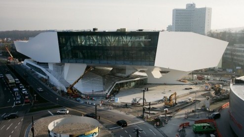 Porsche-liefhebbers opgelet. De bouw van het nieuwe Porsche museum in Stuttgart is bijna voltooid. Eind januari 2009 opent het pand zijn deuren voor het publiek. De steigers zijn al opgeruimd, dus kun