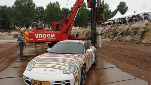 Langs de A2 bij Amsterdam bouwt Porsche aan een nieuw Porsche Centrum. Gisteren werd de eerste paal geslagen. Medio volgend jaar opent het nieuwe pand zijn deuren en kunnen Porsche liefhebbers hun har