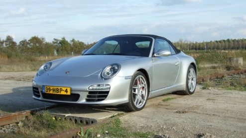 Zelfs een leek kan op afstand al het lijnenspel van de Porsche 911 herkennen. Toch slaagt de fabrikant er elke keer weer in om het model verder te verbeteren. De laatste vernieuwingsronde omvat niet a
