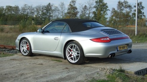 Zelfs een leek kan op afstand al het lijnenspel van de Porsche 911 herkennen. Toch slaagt de fabrikant er elke keer weer in om het model verder te verbeteren. De laatste vernieuwingsronde omvat niet a