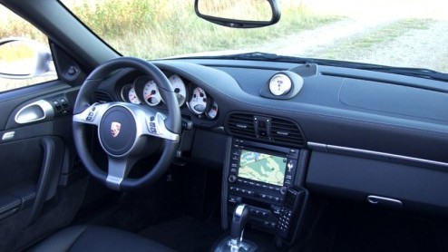 Zelfs een leek kan op afstand al het lijnenspel van de Porsche 911 herkennen. Toch slaagt de fabrikant er elke keer weer in om het model verder te verbeteren. De laatste vernieuwingsronde omvat niet a