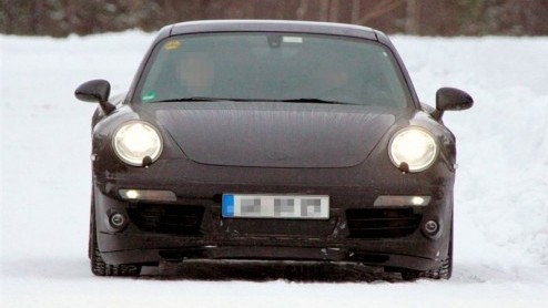 De Porsche 911 blijft maar evolueren. De nieuwe generatie staat na 2011 op stapel en gaat intern als 998 door het leven. Zuffenhausen verricht nog steeds intensief testwerk in de sneeuw, waar de subti