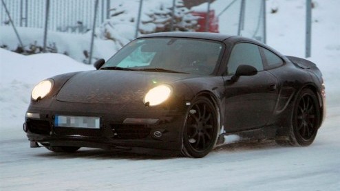 De Porsche 911 blijft maar evolueren. De nieuwe generatie staat na 2011 op stapel en gaat intern als 998 door het leven. Zuffenhausen verricht nog steeds intensief testwerk in de sneeuw, waar de subti