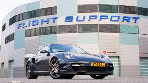 Pas na een stevig ritje in de nieuwe 911 Turbo van Porsche, weet je dat de term laagvliegen al heel vaak ten onrechte is gebruikt. Want echt, het enige dat de 911 Turbo niet doet tijdens het rijden is
