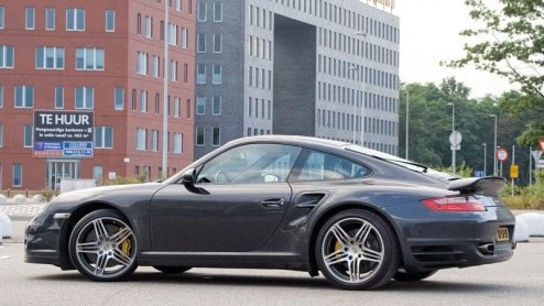 Pas na een stevig ritje in de nieuwe 911 Turbo van Porsche, weet je dat de term laagvliegen al heel vaak ten onrechte is gebruikt. Want echt, het enige dat de 911 Turbo niet doet tijdens het rijden is