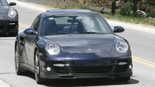 Het zal niet lang meer duren voordat de Porsche 911 Turbo en Turbo Cabrio ook in hun opgefriste jas worden onthuld. De testexemplaren rijden in ieder geval bijna ongecamoufleerd rond.
