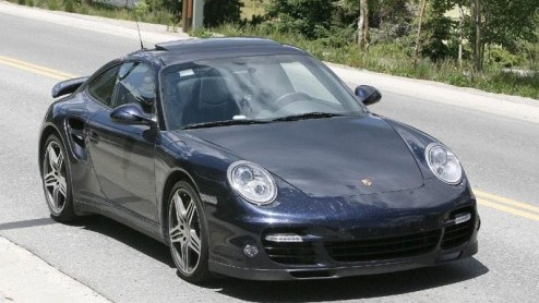 Het zal niet lang meer duren voordat de Porsche 911 Turbo en Turbo Cabrio ook in hun opgefriste jas worden onthuld. De testexemplaren rijden in ieder geval bijna ongecamoufleerd rond.