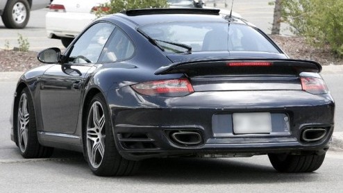 Het zal niet lang meer duren voordat de Porsche 911 Turbo en Turbo Cabrio ook in hun opgefriste jas worden onthuld. De testexemplaren rijden in ieder geval bijna ongecamoufleerd rond.