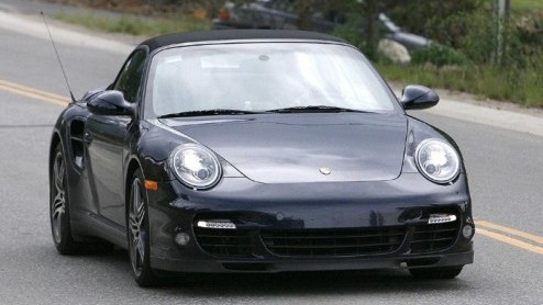 Het zal niet lang meer duren voordat de Porsche 911 Turbo en Turbo Cabrio ook in hun opgefriste jas worden onthuld. De testexemplaren rijden in ieder geval bijna ongecamoufleerd rond.