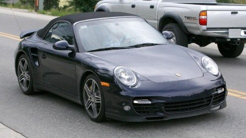 Het zal niet lang meer duren voordat de Porsche 911 Turbo en Turbo Cabrio ook in hun opgefriste jas worden onthuld. De testexemplaren rijden in ieder geval bijna ongecamoufleerd rond.
