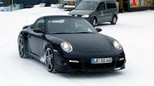 Vlak voordat de storm losbarst die Genve heet, hebben we nog een ander nieuwtje voor je. De open versie van de 911 Turbo is vastgelegd in het koude Zweden.