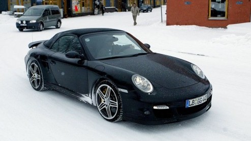 Vlak voordat de storm losbarst die Genve heet, hebben we nog een ander nieuwtje voor je. De open versie van de 911 Turbo is vastgelegd in het koude Zweden.