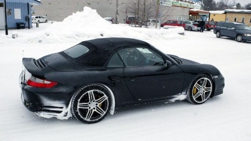 Vlak voordat de storm losbarst die Genve heet, hebben we nog een ander nieuwtje voor je. De open versie van de 911 Turbo is vastgelegd in het koude Zweden.