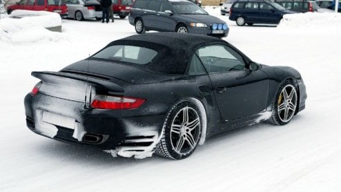 Vlak voordat de storm losbarst die Genve heet, hebben we nog een ander nieuwtje voor je. De open versie van de 911 Turbo is vastgelegd in het koude Zweden.
