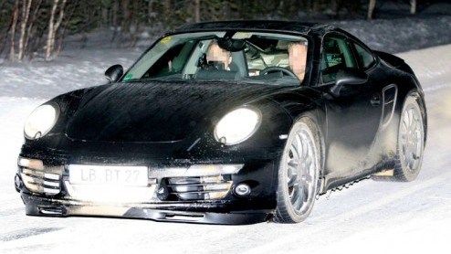 We lopen vanavond alvast op de zaken vooruit bij Porsche. Hier hebben we namelijk de nieuwe 911 (998) in beeld, die pas in 2011 zal worden onthuld.