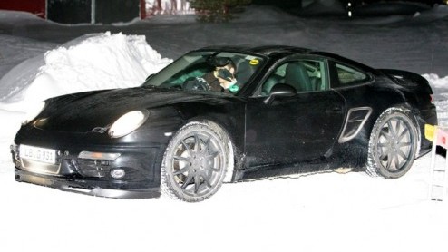 We lopen vanavond alvast op de zaken vooruit bij Porsche. Hier hebben we namelijk de nieuwe 911 (998) in beeld, die pas in 2011 zal worden onthuld.