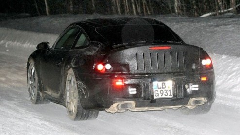 We lopen vanavond alvast op de zaken vooruit bij Porsche. Hier hebben we namelijk de nieuwe 911 (998) in beeld, die pas in 2011 zal worden onthuld.