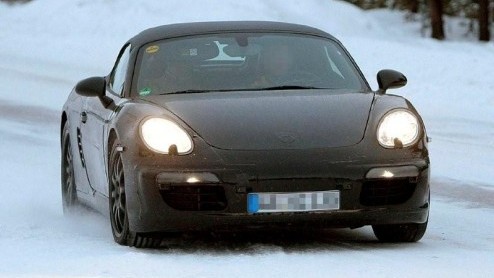 Hoewel het nog twee jaar duurt voordat Porsche de nieuwe Boxster voorstelt aan het grote publiek, hebben spionagefotografen de nieuwe generatie al in het vizier. Het prototype werd onderworpen aan tes