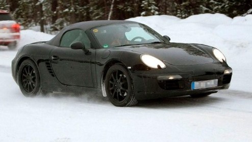 Hoewel het nog twee jaar duurt voordat Porsche de nieuwe Boxster voorstelt aan het grote publiek, hebben spionagefotografen de nieuwe generatie al in het vizier. Het prototype werd onderworpen aan tes