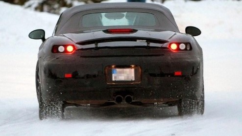 Hoewel het nog twee jaar duurt voordat Porsche de nieuwe Boxster voorstelt aan het grote publiek, hebben spionagefotografen de nieuwe generatie al in het vizier. Het prototype werd onderworpen aan tes