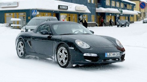 Hier zijn fotos van de nieuwste facelift voor de Boxster en de Cayman. Nu al een facelift? Ja, maar de autos zullen waarschijnlijk pas in 2008 bij de dealers te vinden zijn.