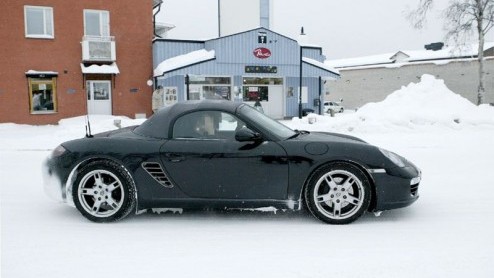Hier zijn fotos van de nieuwste facelift voor de Boxster en de Cayman. Nu al een facelift? Ja, maar de autos zullen waarschijnlijk pas in 2008 bij de dealers te vinden zijn.