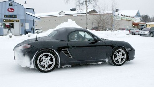 Hier zijn fotos van de nieuwste facelift voor de Boxster en de Cayman. Nu al een facelift? Ja, maar de autos zullen waarschijnlijk pas in 2008 bij de dealers te vinden zijn.