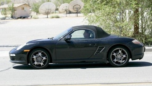 Nog meer spionage rond Porsche. Zowel voor de Cayman als de Boxter kunnen we een lichte opfrisser tegemoet zien. Beide sportwagens werden gespot in de Noord-Amerikaanse woestijn.