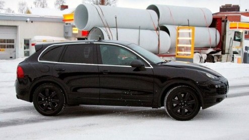 Het is even stil geweest rondom de Porsche Cayenne. De ontwikkeling van de nieuwe generatie gaat echter stug door. Begin 2010 wordt hij definitief onthuld, maar voordat het zover is hebben we 'm al in