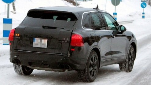 Het is even stil geweest rondom de Porsche Cayenne. De ontwikkeling van de nieuwe generatie gaat echter stug door. Begin 2010 wordt hij definitief onthuld, maar voordat het zover is hebben we 'm al in